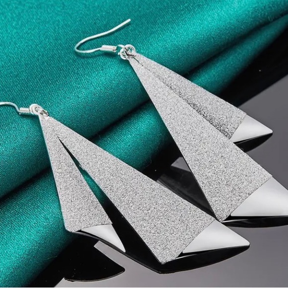Elegant Frost: Geometric Drop Fashion Earrings in Frosted Silver - Picture 2 of 13